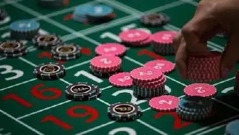 oktt live baccarat table with real dealer on mobile screen